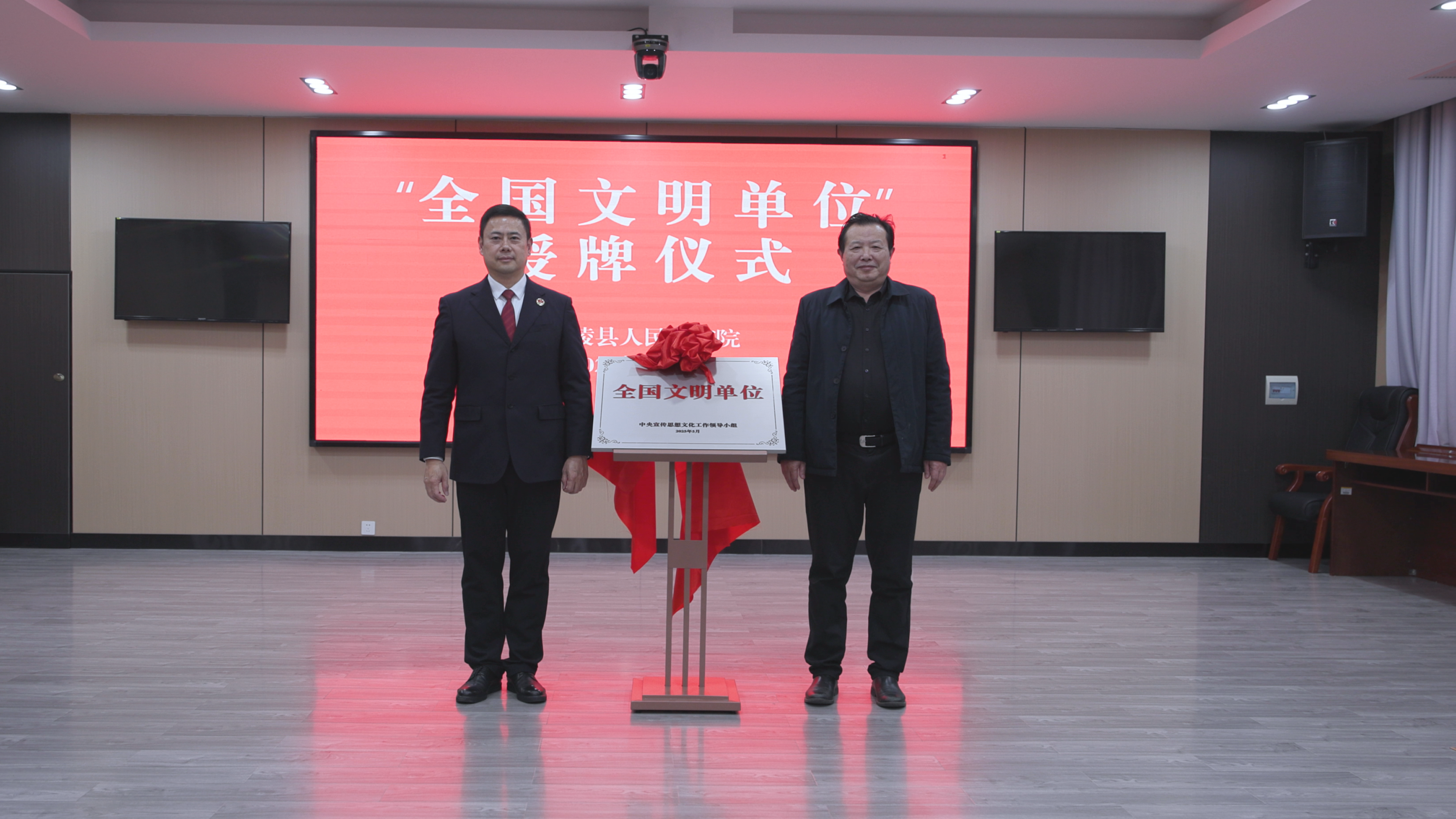 市委宣传部来茶开展授牌和走访慰问活动