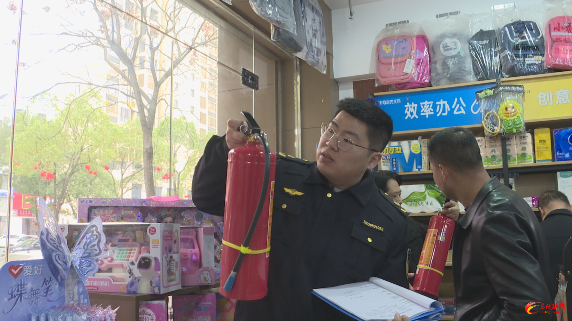 李甜甜带队开展春节前文化出版市场“扫黄打非”暨安全生产专项检查工作