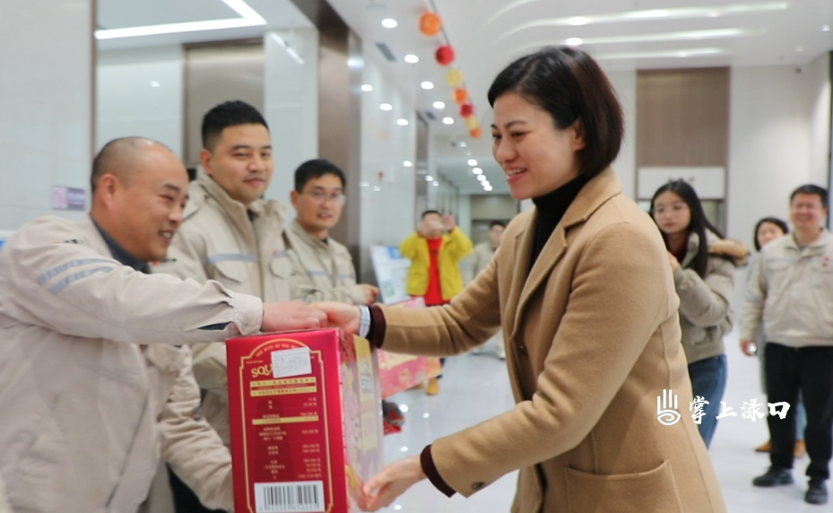 赖晓智大年初一走访慰问在岗干部职工并督导烟花禁燃禁放工作