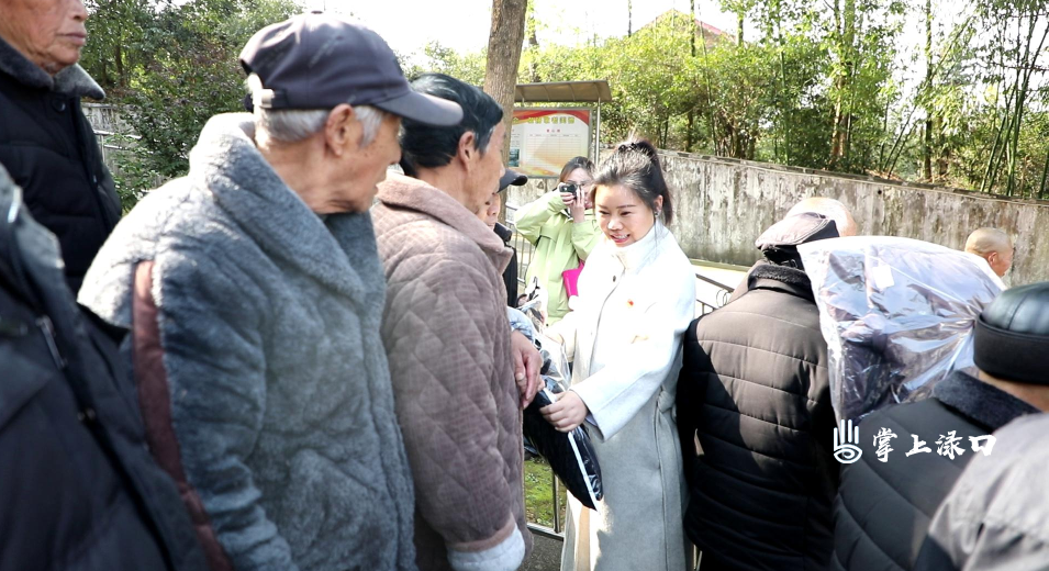 爱心企业员工到龙船镇敬老院走访慰问