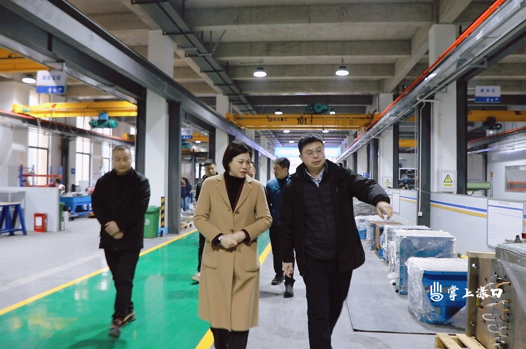 赖晓智大年初一走访慰问在岗干部职工并督导烟花禁燃禁放工作