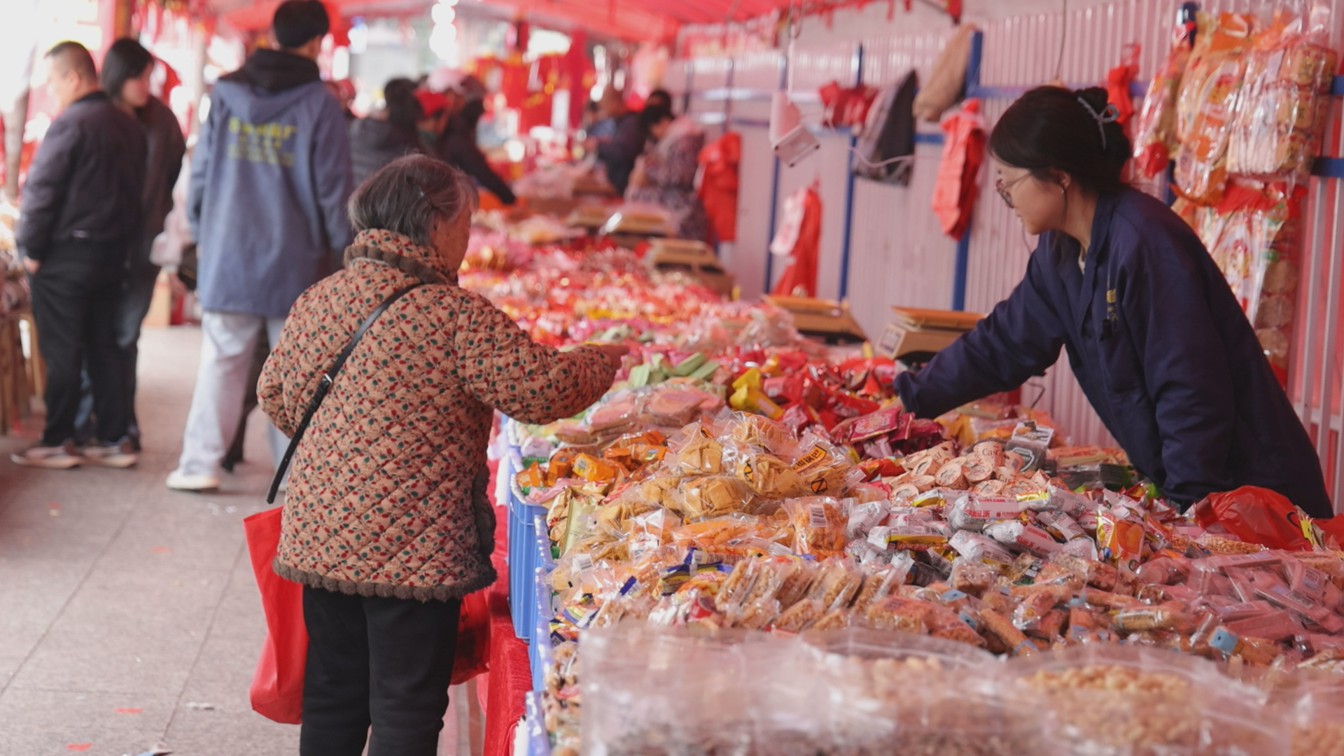 春节临近采购忙 茶陵街头年味浓