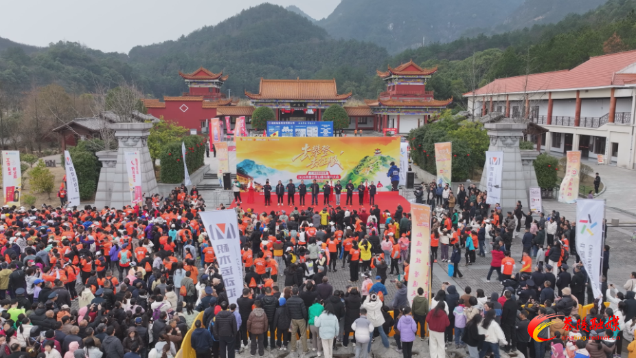 去攀登 去征服 茶陵云阳山垂马登山 千人燃情开跑