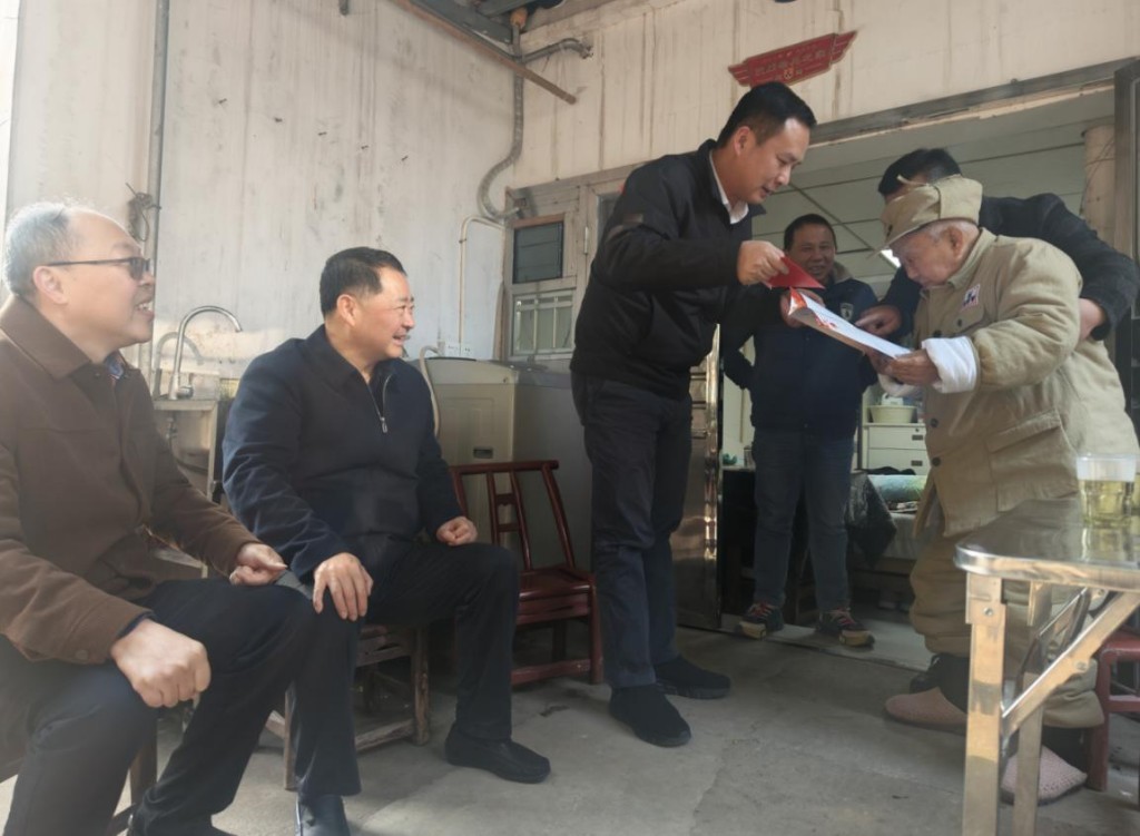 方靖走访慰问抗战老兵和烈士遗属