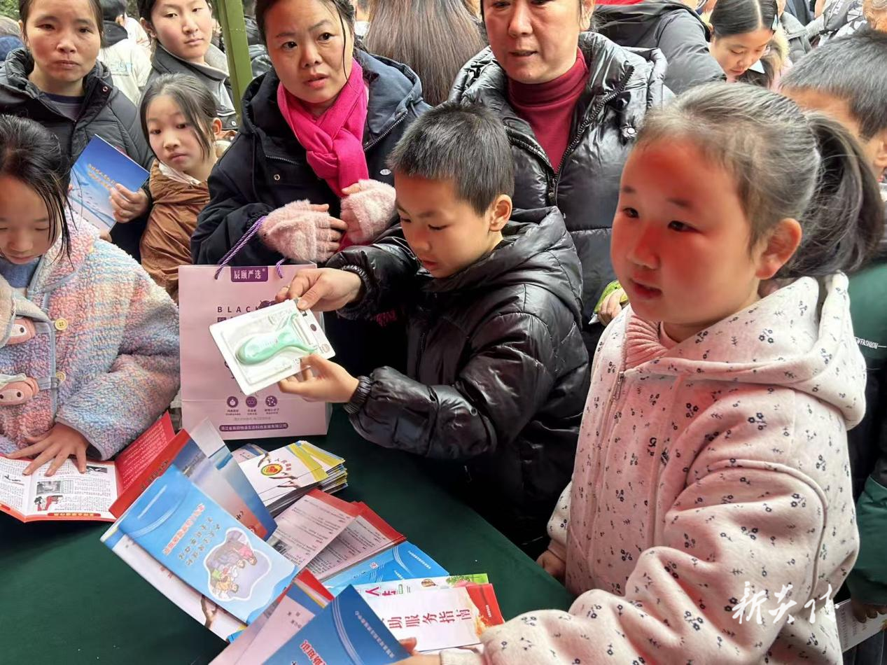 县司法局：送法下乡春意暖 神农福地年味浓