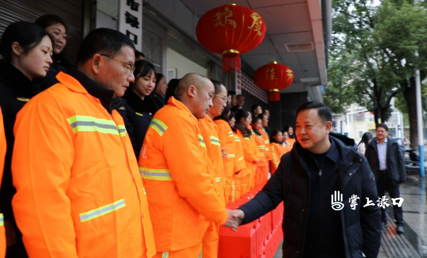 李晓彤除夕走访慰问一线值守人员 督导烟花爆竹禁燃禁放工作