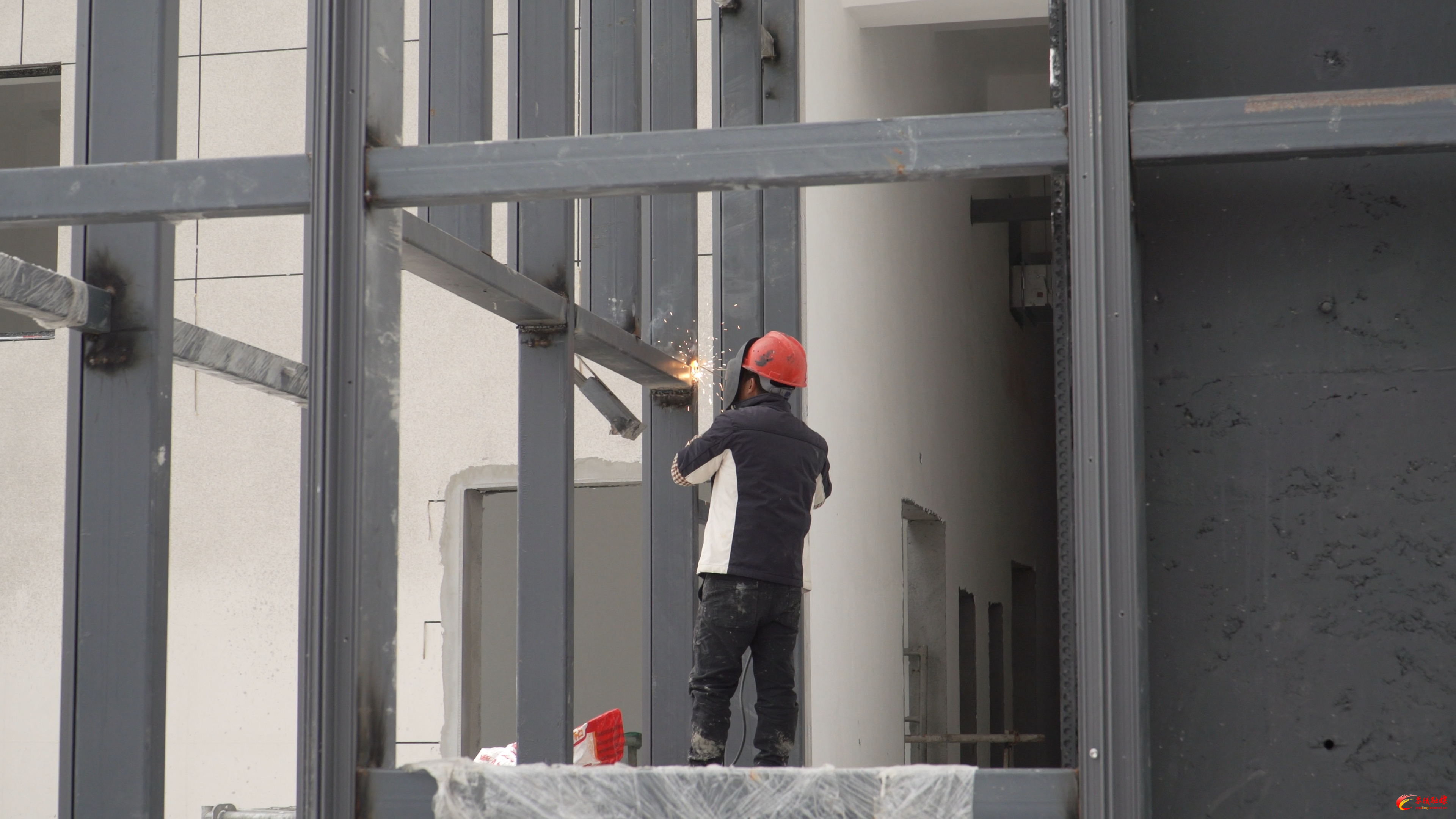 铆足干劲抢工期 茶陵县工人文化宫加速 “焕新”