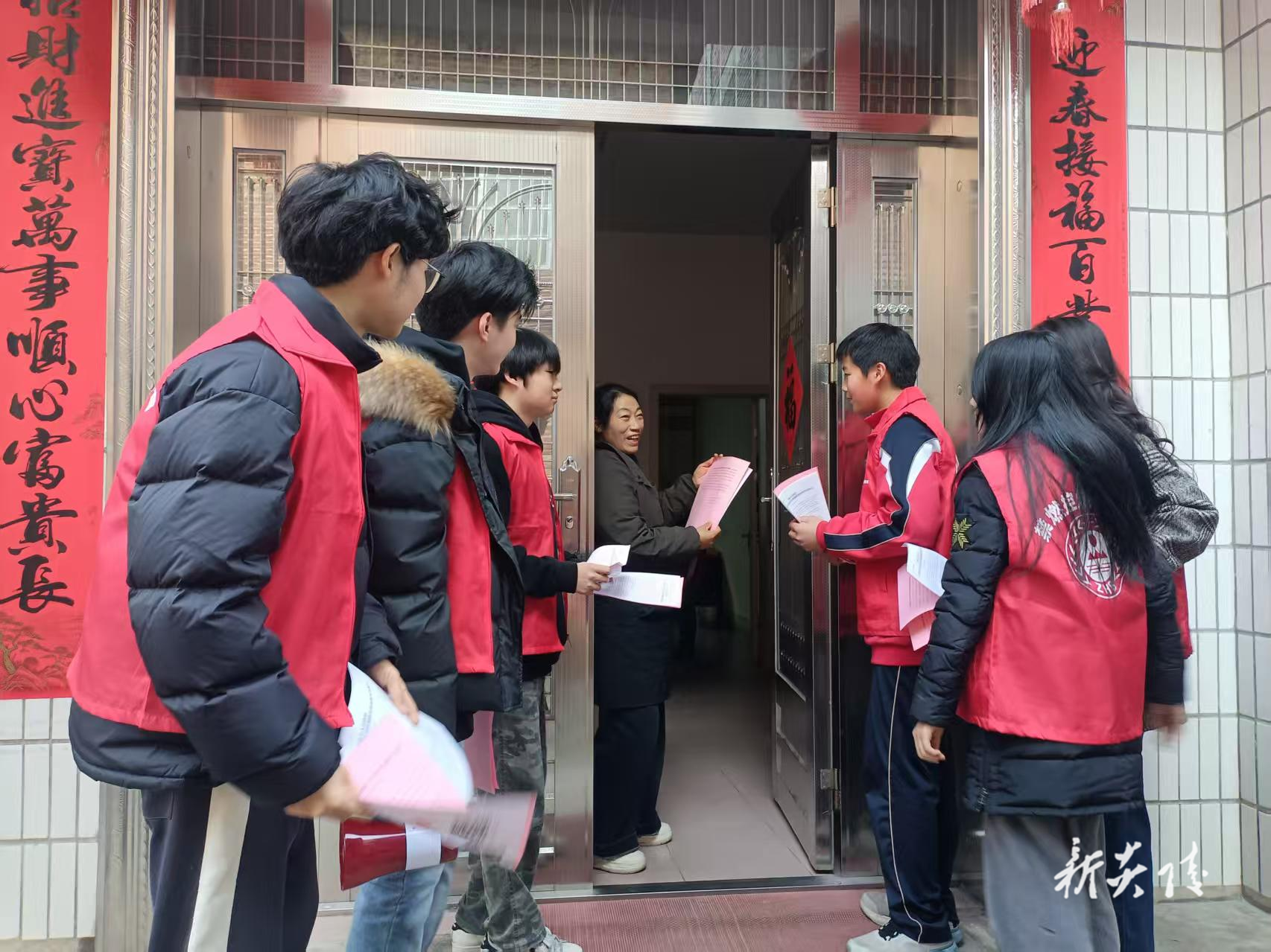 霞阳镇：“熟人”劝导 青春力量 烟花爆竹禁燃宣传更入人心