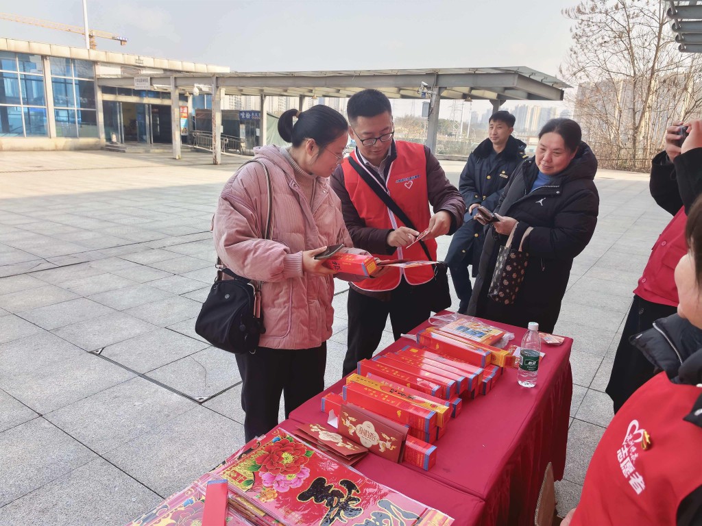 春运进行时|新春“红包”送旅客 暖心服务伴归途