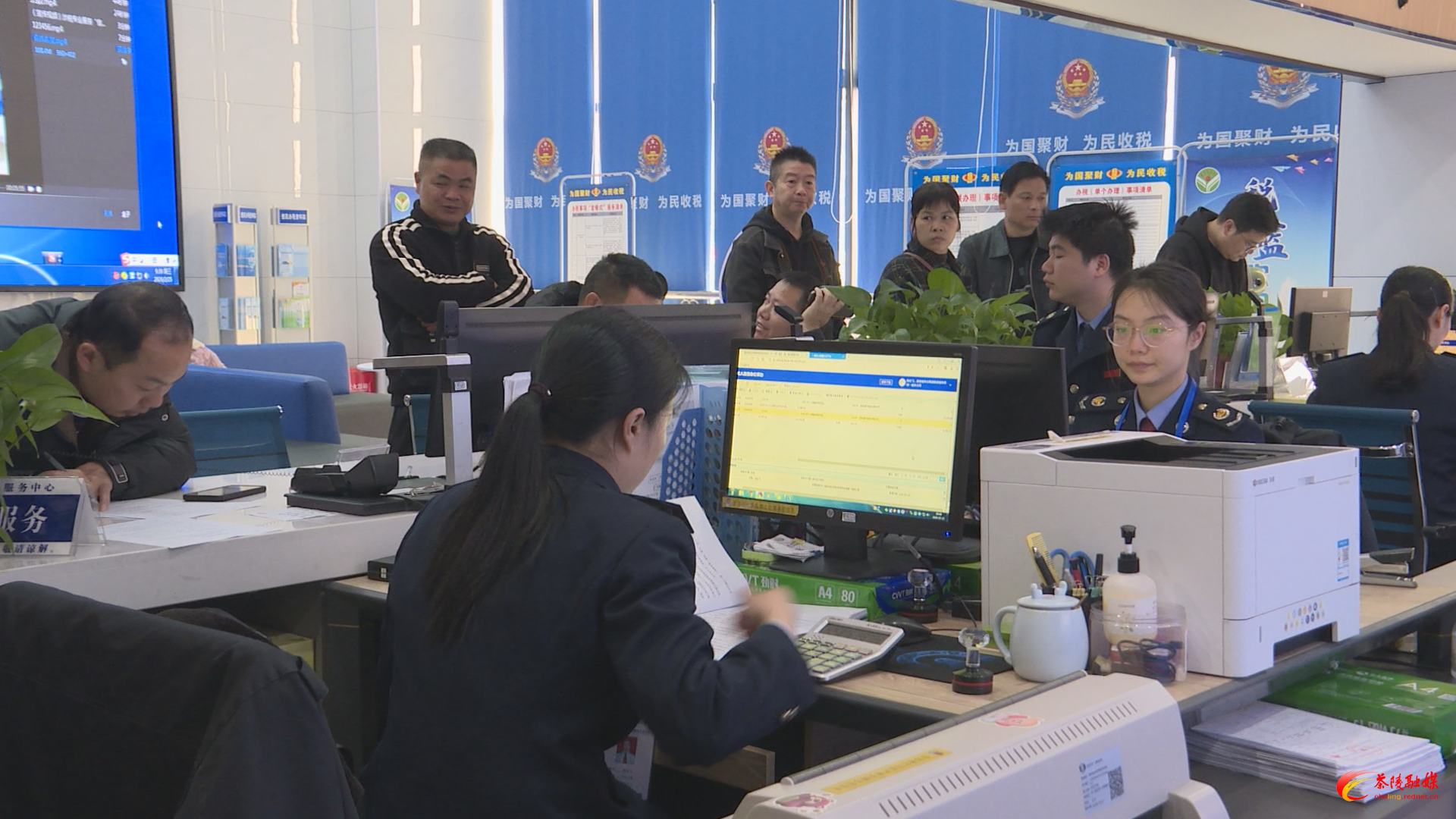 政务中心人气旺 便民服务“加速度”