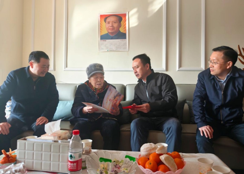 方靖走访慰问抗战老兵和烈士遗属