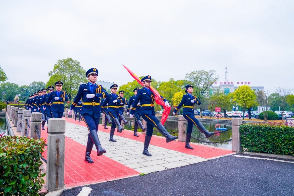步伐铿锵启新程——芦淞区城管大队圆满完成新年升国旗任务