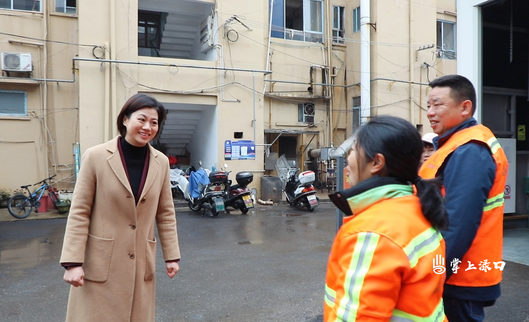 赖晓智大年初一走访慰问在岗干部职工并督导烟花禁燃禁放工作