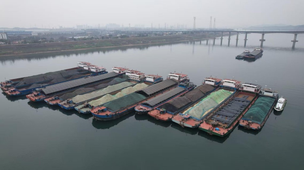 春运战枯保畅通守护水路平安途 ——株洲交通执法部门全力破解船舶滞航难题