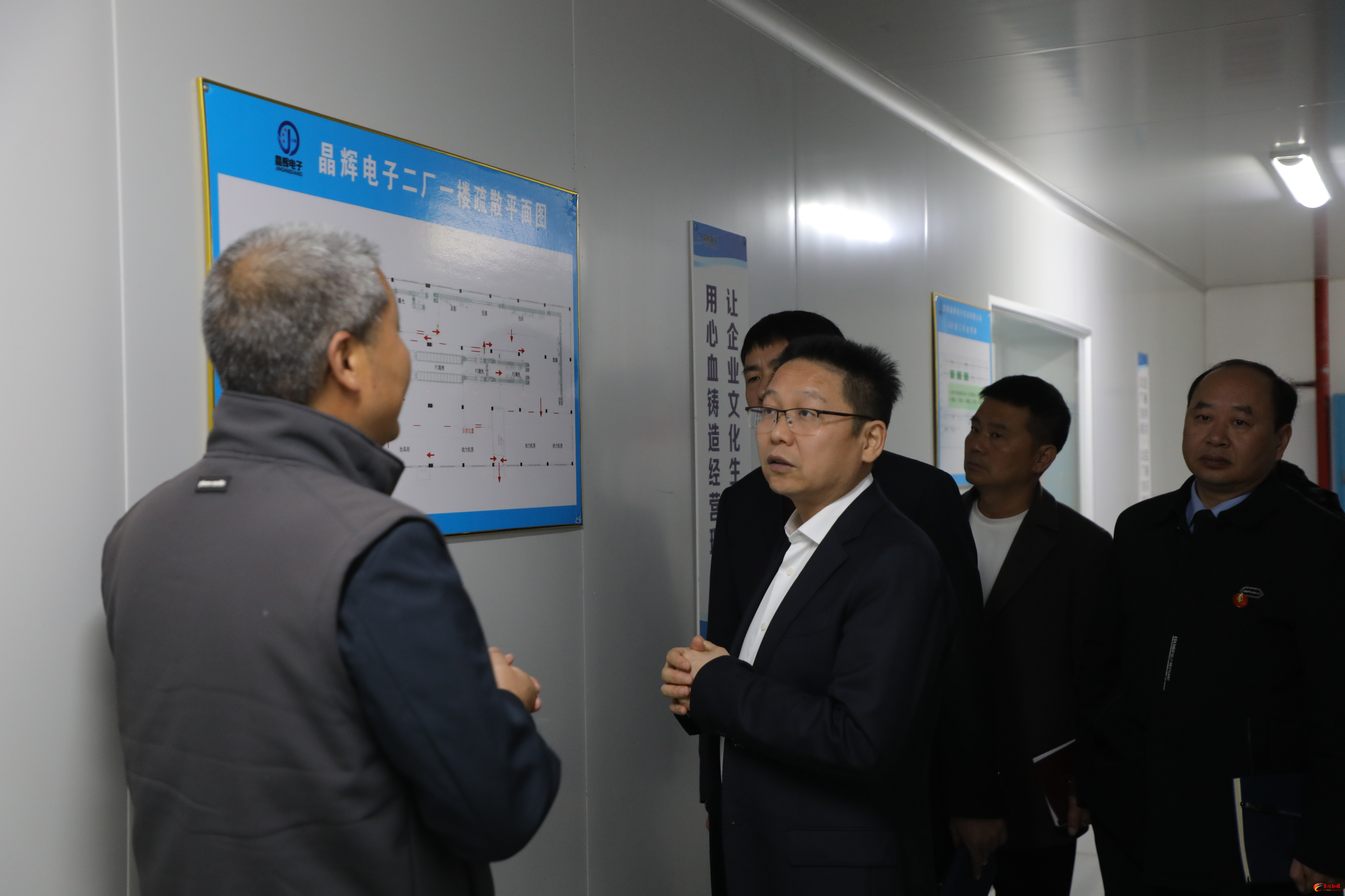 朱毅强调研园区电子信息产业