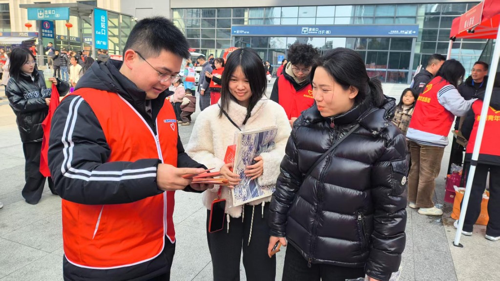 春运进行时|新春“红包”送旅客 暖心服务伴归途