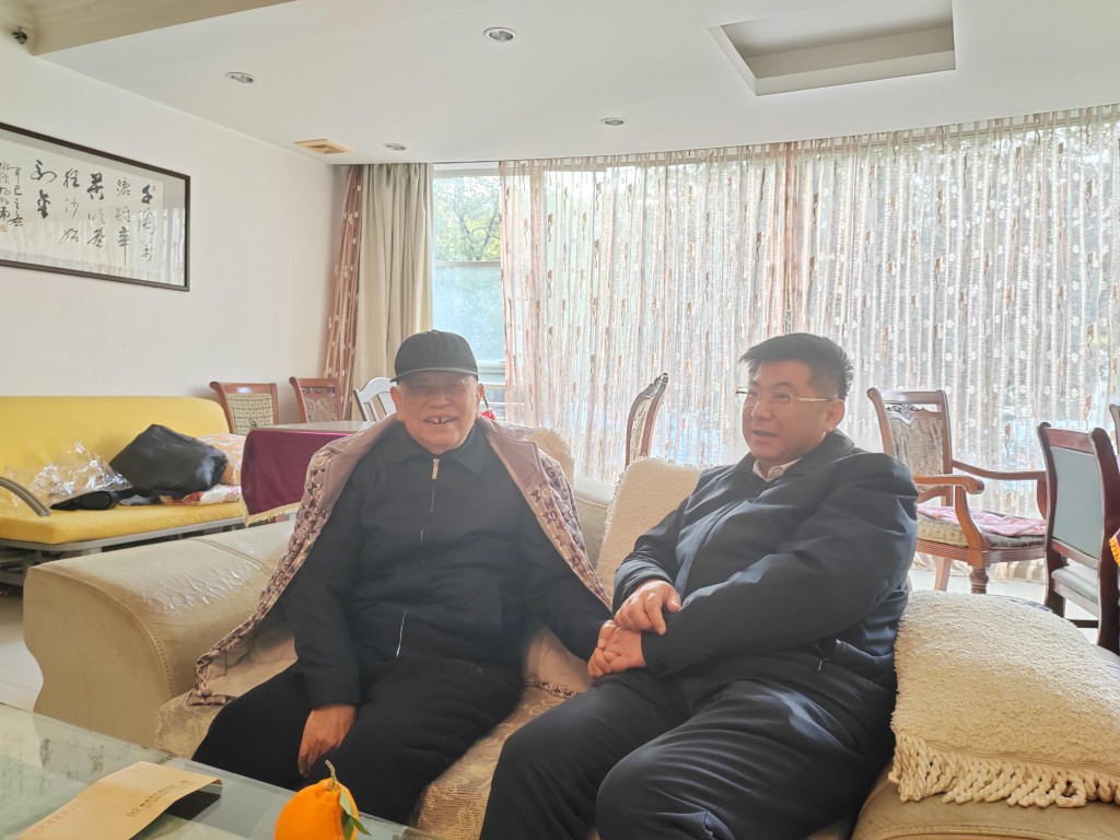 付访华走访慰问离休干部