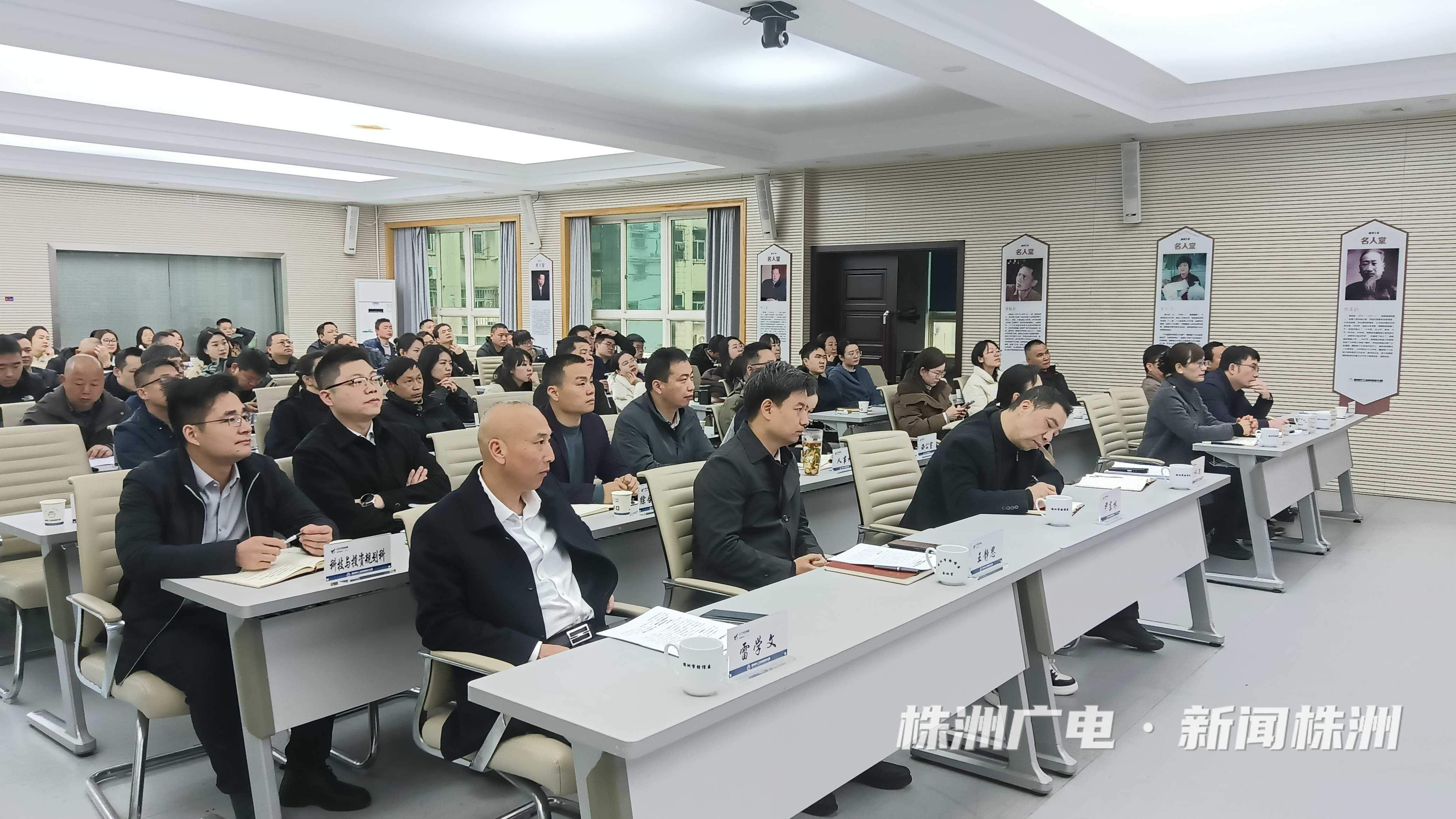 【工信动态】AI赋能三大优势产业 市工信局“微课堂”首期开讲