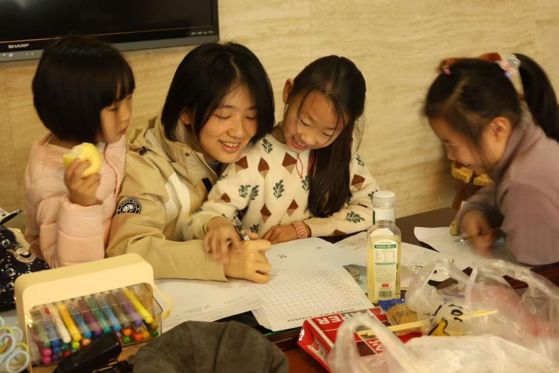 暖心托管伴成长 情系职工显担当