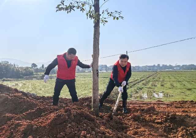攸县林业局开展义务植树活动为湘东明珠添新绿