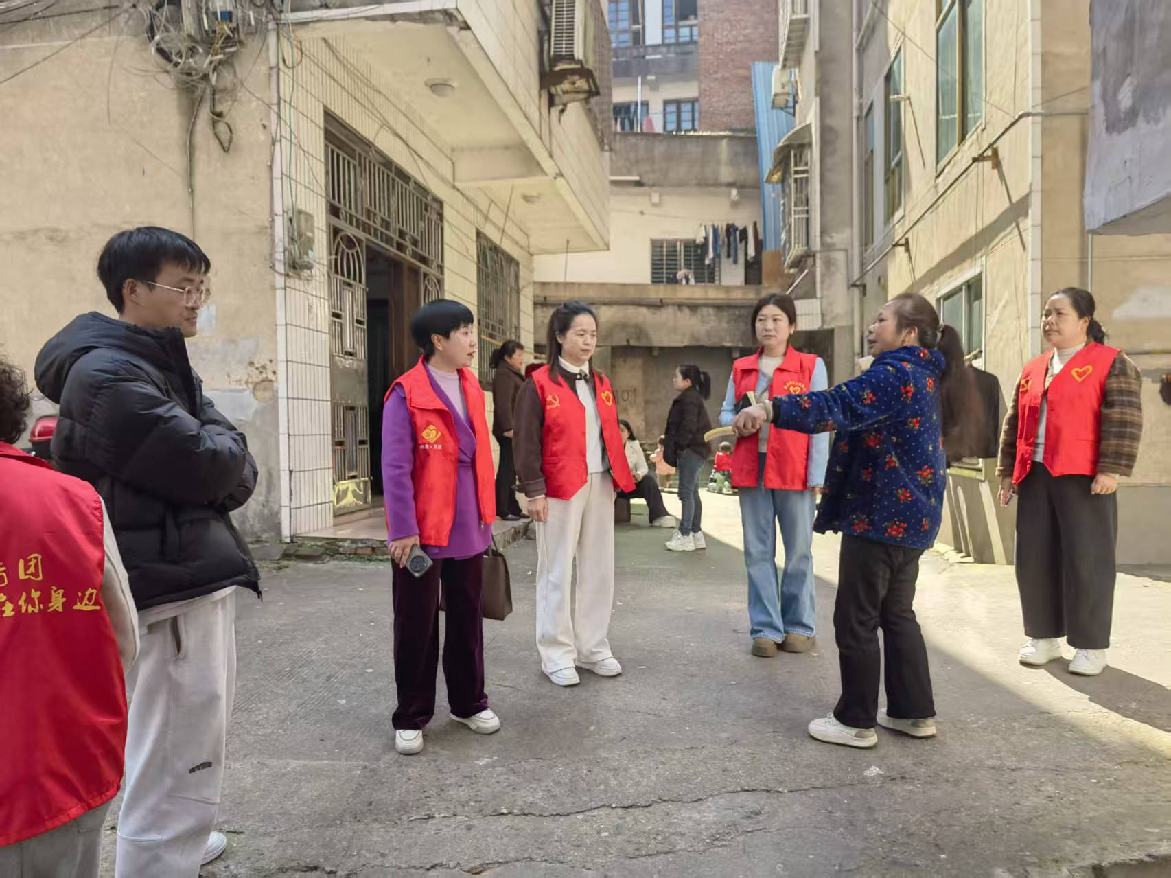 联星街道文化社区：屋场会里听民声 现场办公解难题