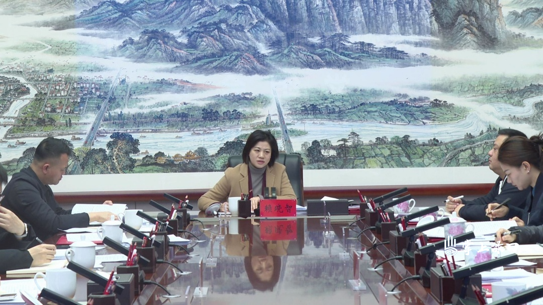 赖晓智主持召开区二届政府第68次常务会议