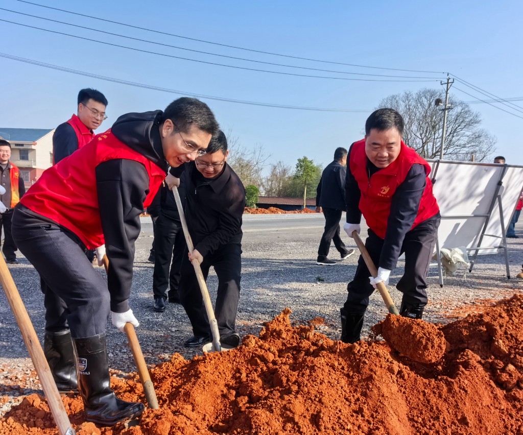 春染洣水岸 添绿美攸州—县领导与志愿者共植新绿