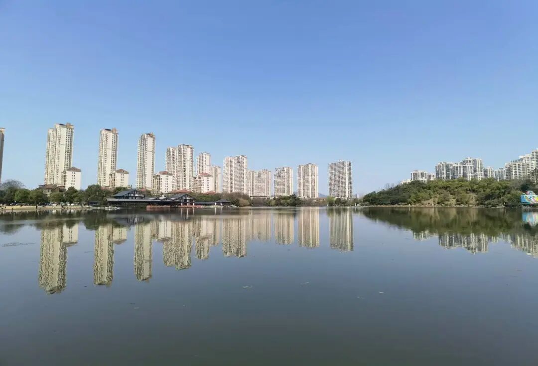 栗雨湖的春天——和丙戊散人《湖影里的人间》