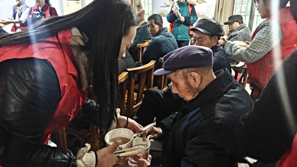 元宵佳节送温情——渌口区自然资源局志愿者走进南阳桥敬老院