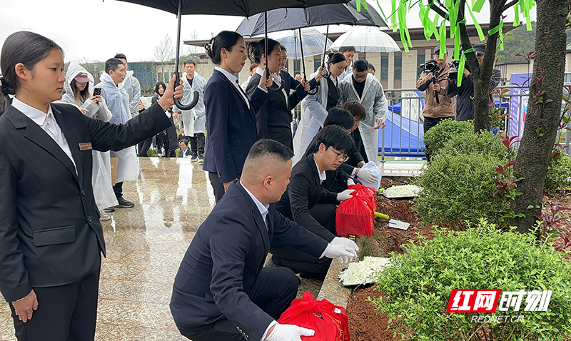 株洲举行公益性集中生态安葬活动 4位逝者以花坛葬方式回归自然