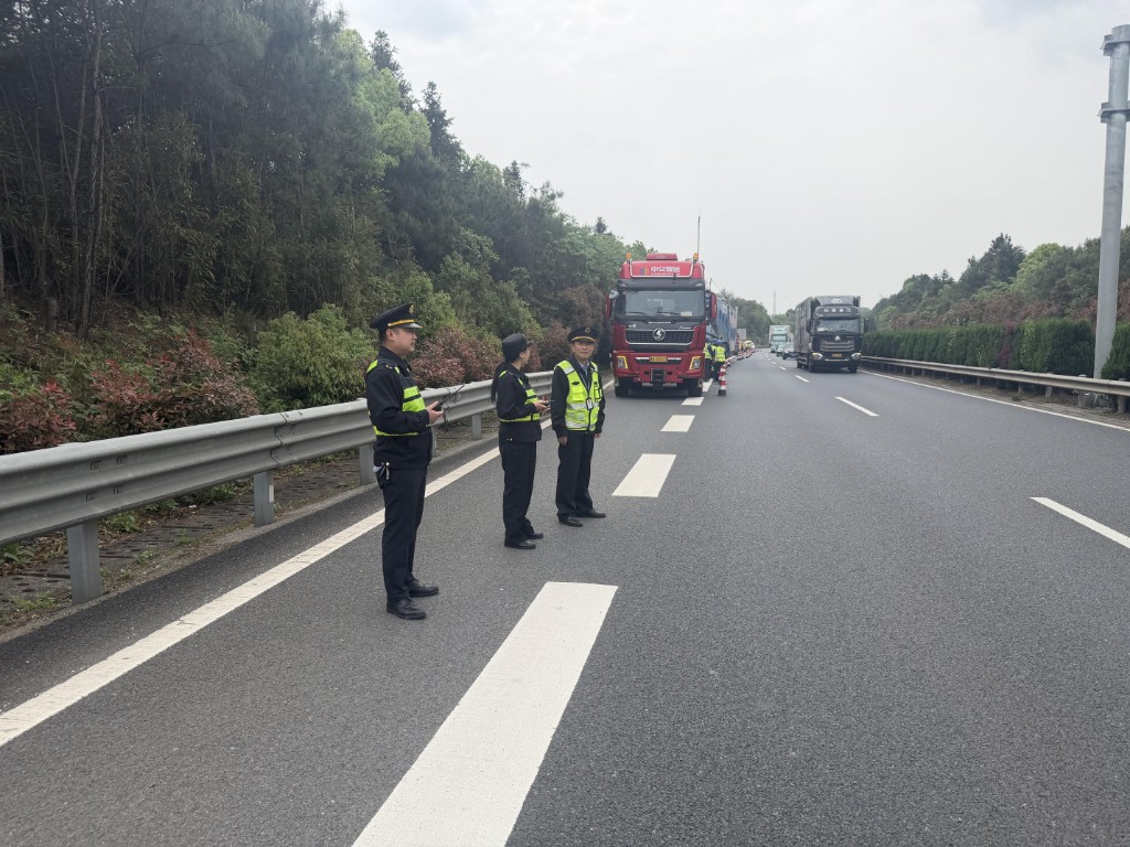 情系企业排忧解难 高效护送保驾护航”——湖南中交智运物流有限公司向株洲市交通运输局赠送锦旗致谢
