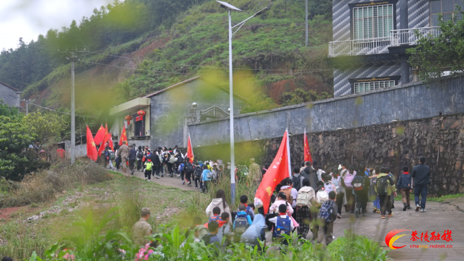 9年红色“必修课” 300余名师生徒步17公里祭英烈