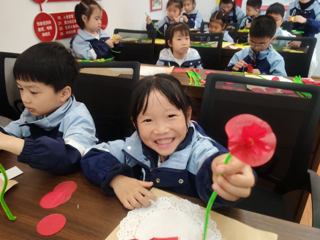 嵩山路街道莲花社区“巧手制花献劳动，童心喜迎五一节”主题活动