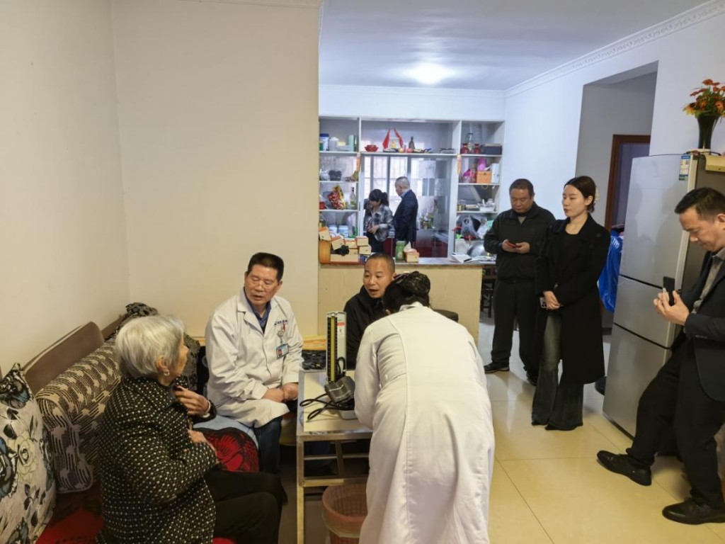 株洲石峰：为烈士母亲送上健康礼