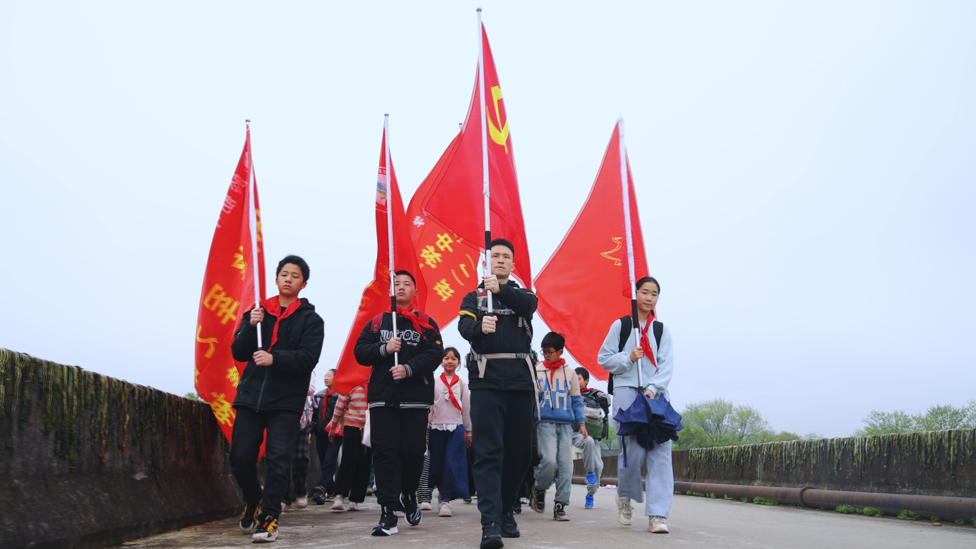 9年红色“必修课” 300余名师生徒步17公里祭英烈