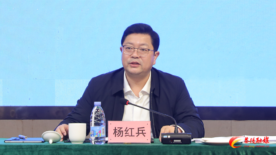 杨红兵主持树立和践行正确政绩观学习教育读书班暨县委理论学习中心组2026年第二次集体学习