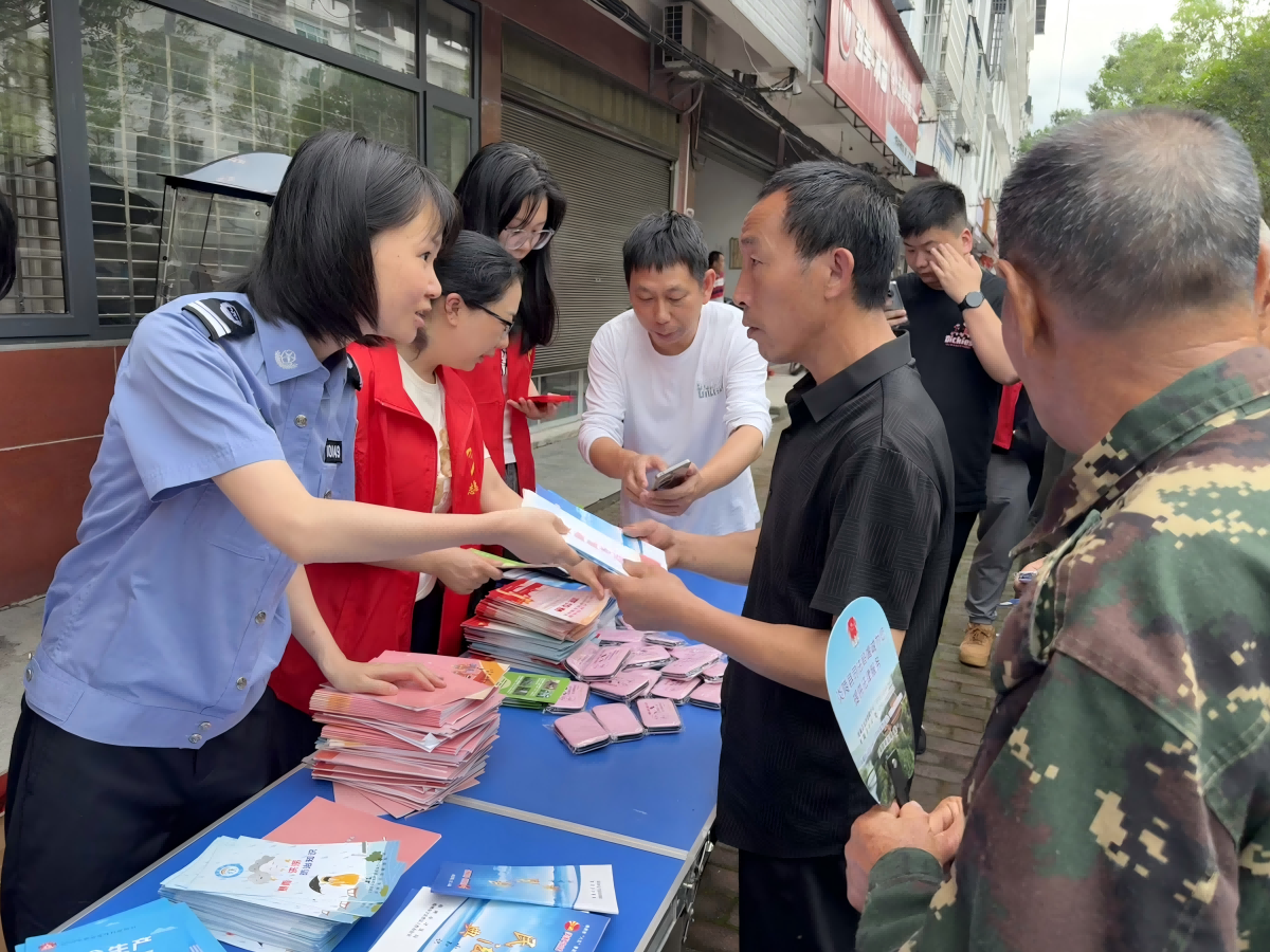 十都镇：赶集日“摆摊”送平安 安全法治两不误