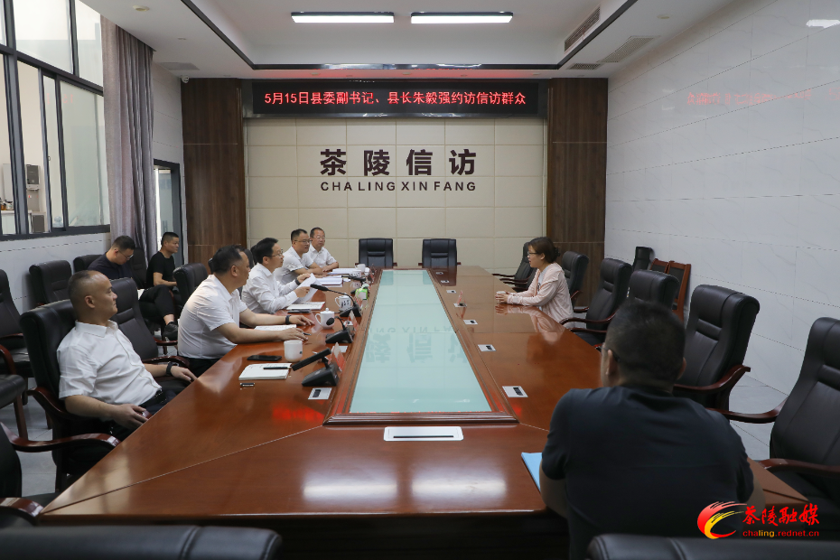 朱毅强到县信访局接访约访群众