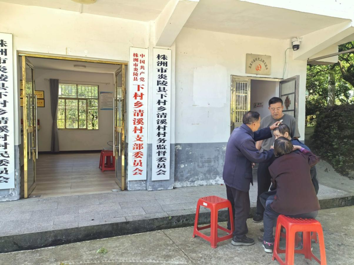 下村乡：小小理发剪 架起干群“连心桥”
