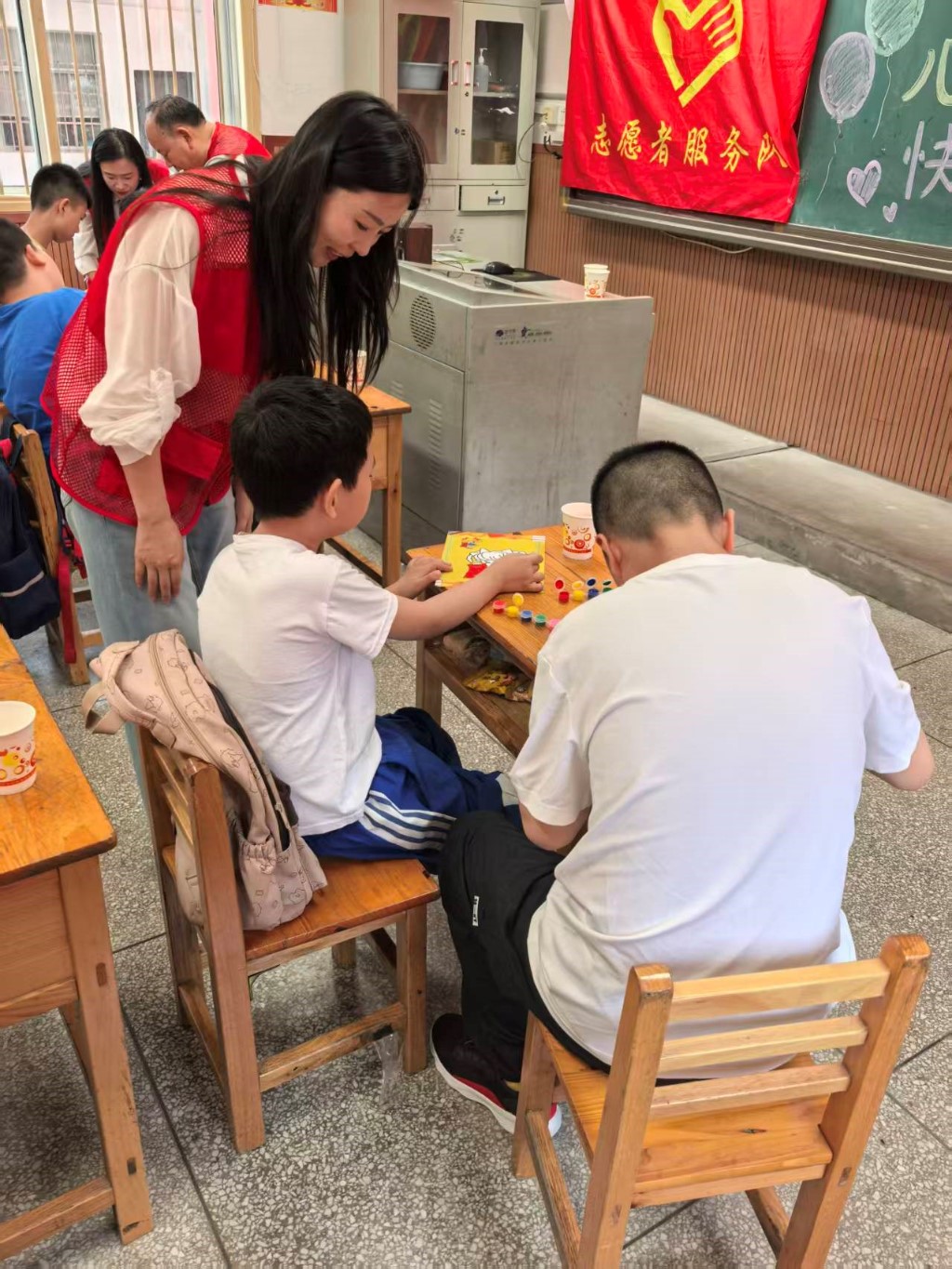 特别的“六一”：渌口区自然资源局志愿者走进湖塘小学，用爱温暖“折翼天使”