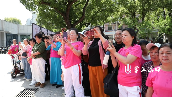 千人齐跳广场舞 舞出健康新风采