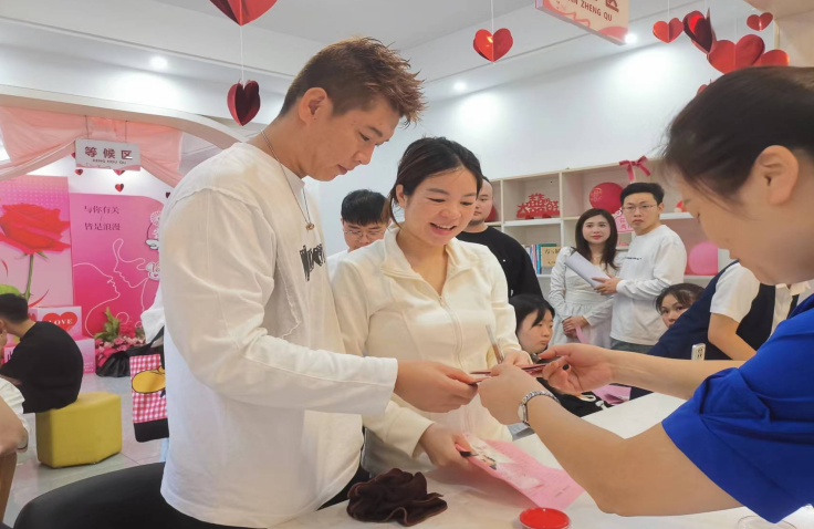 芦淞区民政局婚姻登记处 “520”为新人温情护航