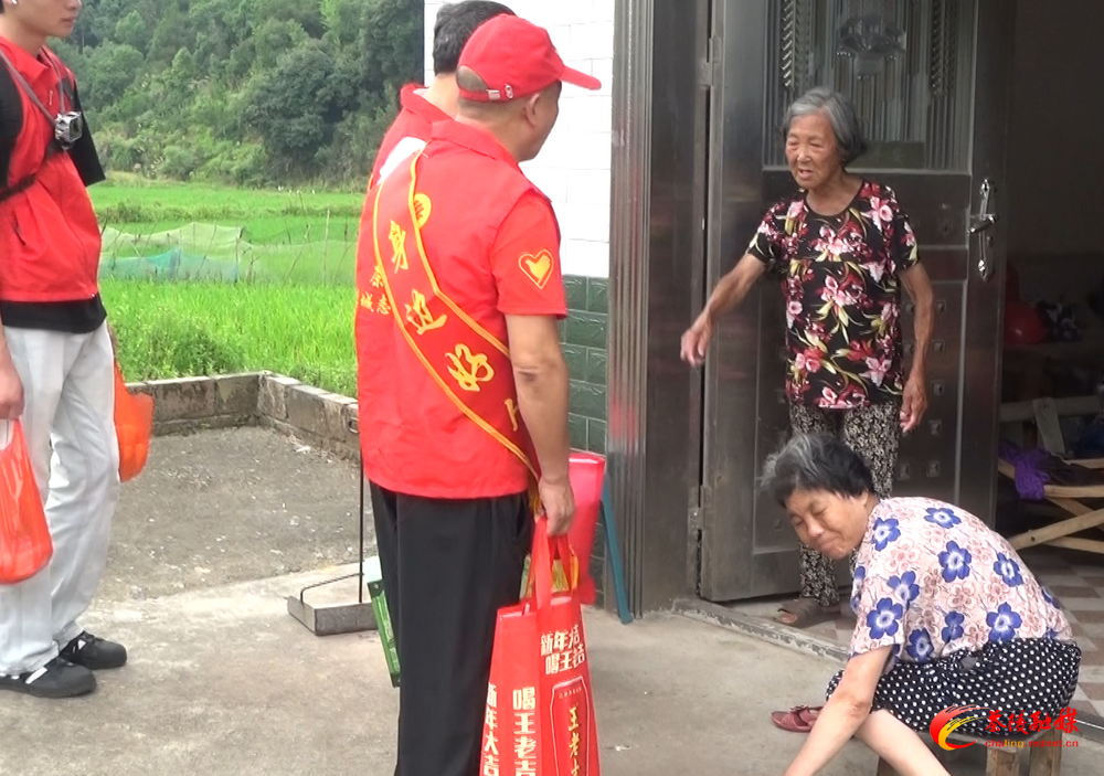 茶陵志愿者开展端午敬老活动