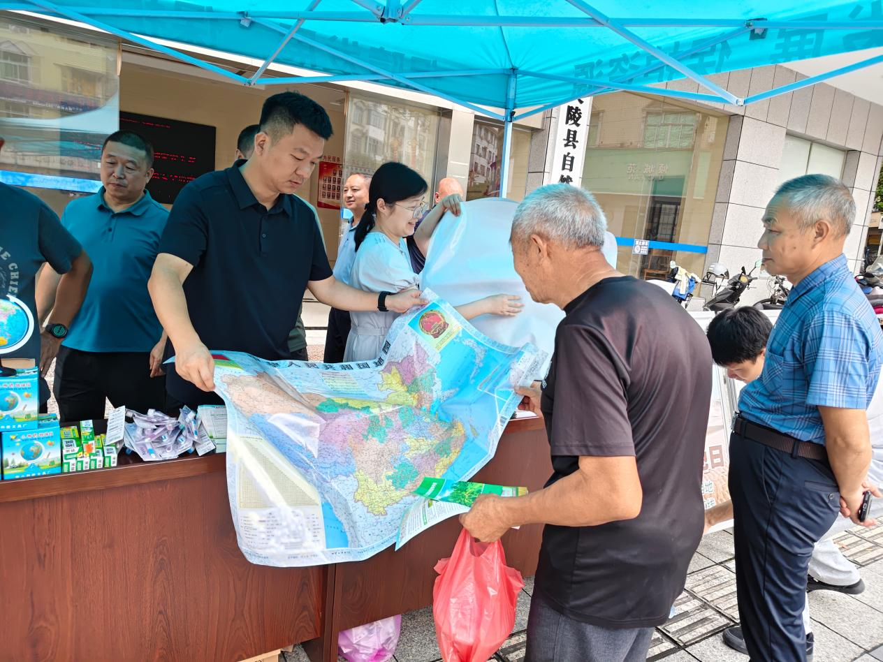县自然资源局开展第36个全国 “土地日”宣传活动
