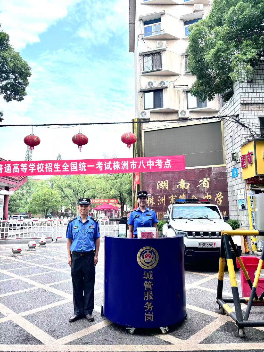 暴雨护航高考 城管蓝撑起暖心“保护伞”