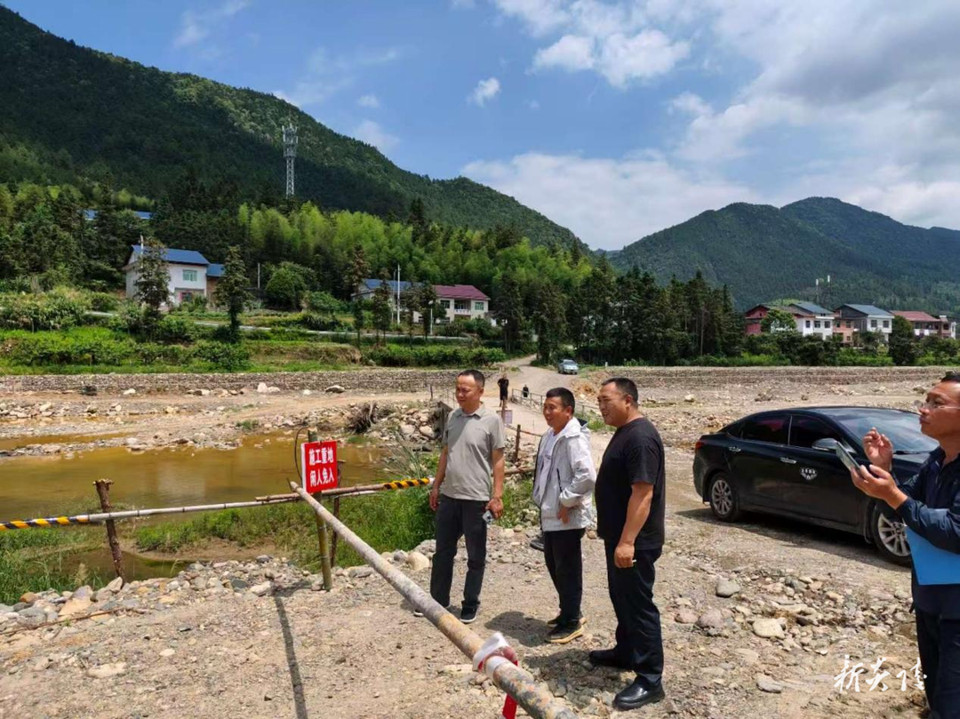 中村瑶族乡开展桥梁建设现场督导工作