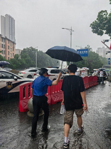暴雨护航高考 城管蓝撑起暖心“保护伞”