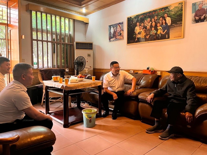 县委副书记、县长候选人提名人选刘宪走访慰问老同志