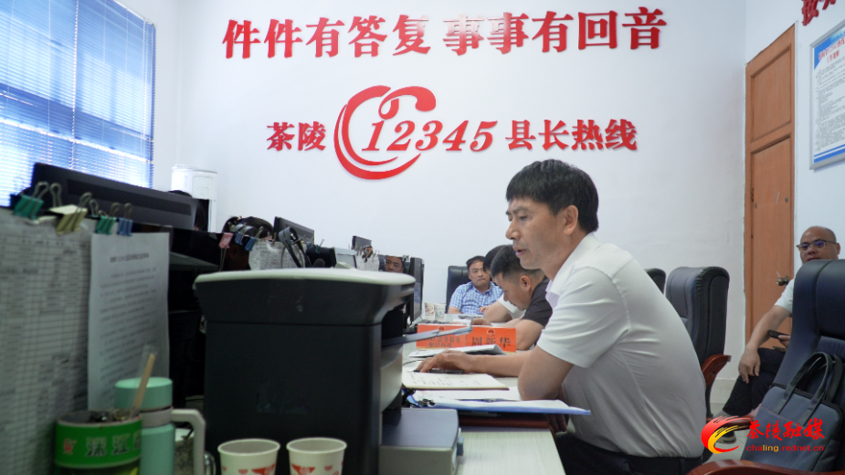 周新华接听“12345”便民服务热线