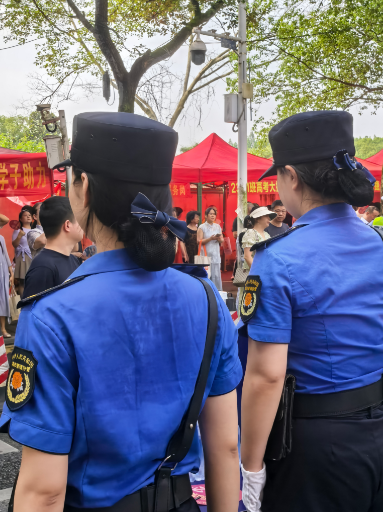 暴雨护航高考 城管蓝撑起暖心“保护伞”